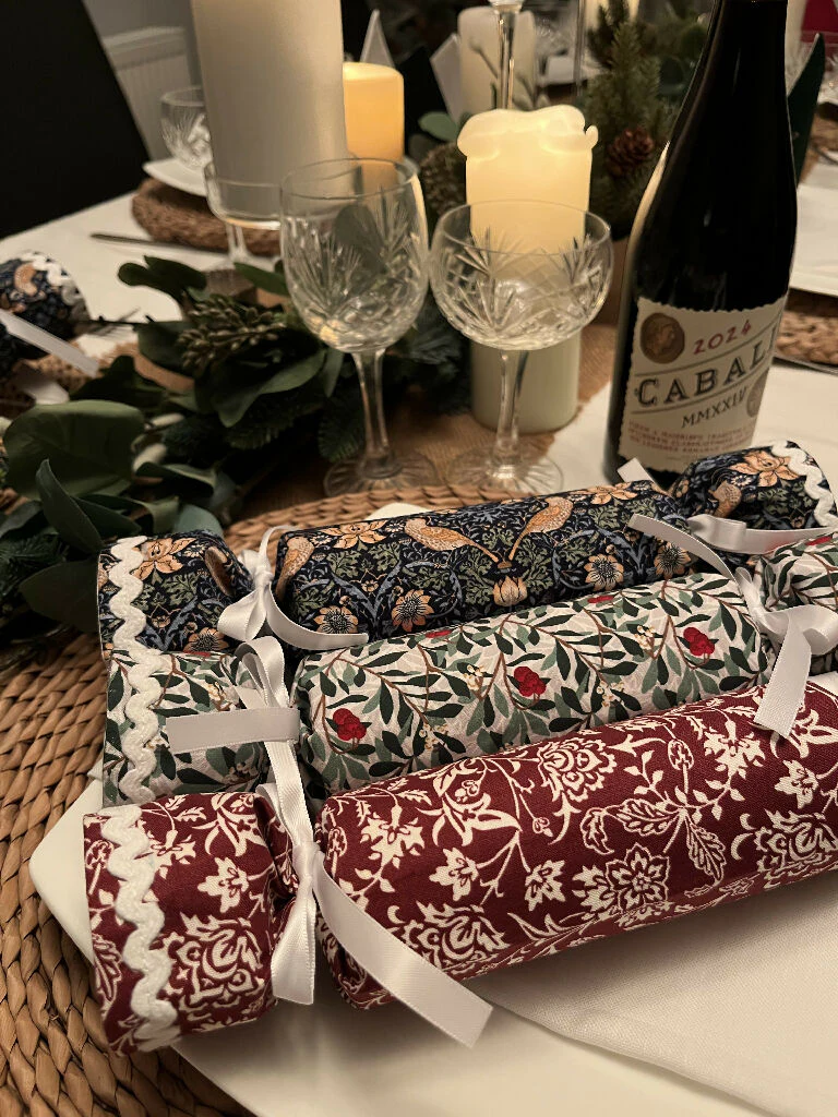 6 William Morris Luxury Reusable Fabric Christmas Crackers - Strawberry Thief and the V&A Collection - Image 3