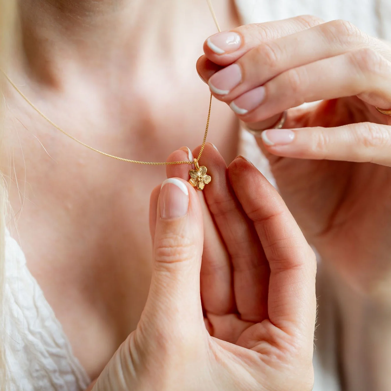 9ct yellow gold plated Forget-me-knot pendant - Image 2
