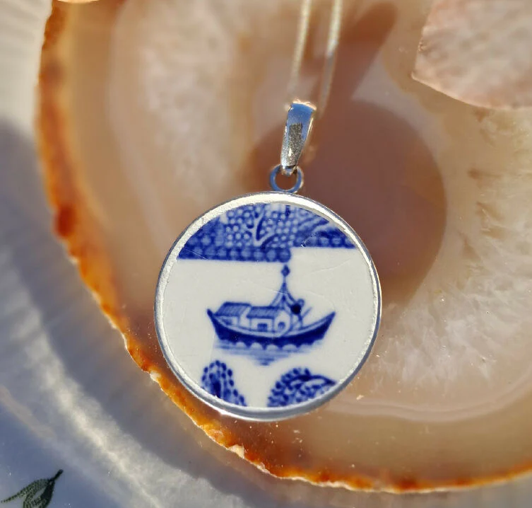 Anniversay gift Chinese Willow pattern junk boat broken china jewellery - Image 3