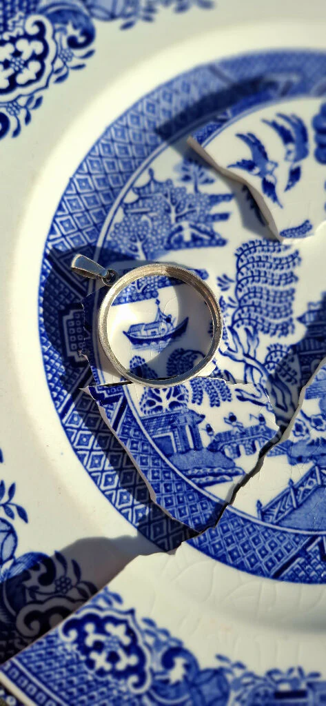 Anniversay gift Chinese Willow pattern junk boat broken china jewellery - Image 4