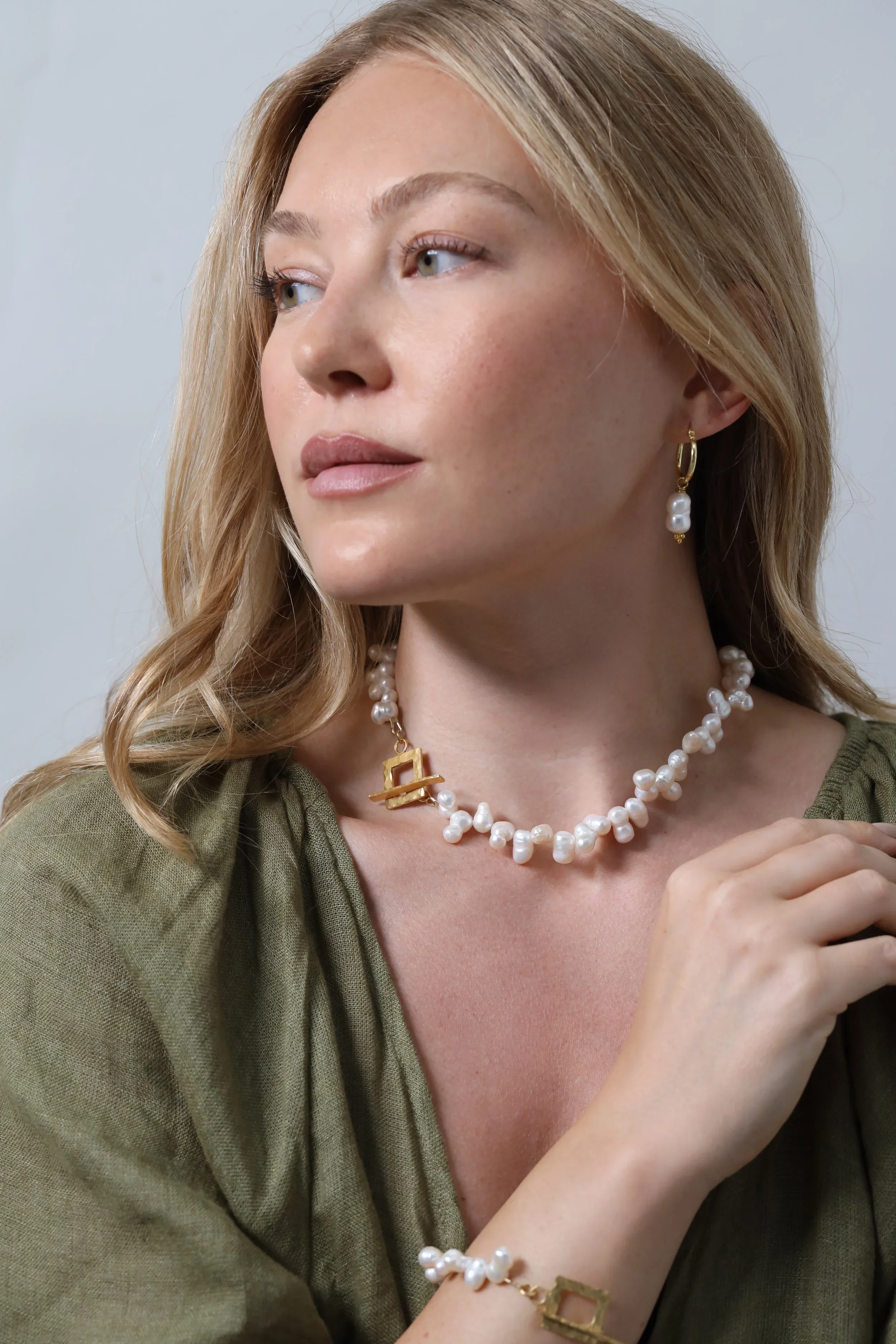 Baroque Pearl Hoop Earrings - Image 4