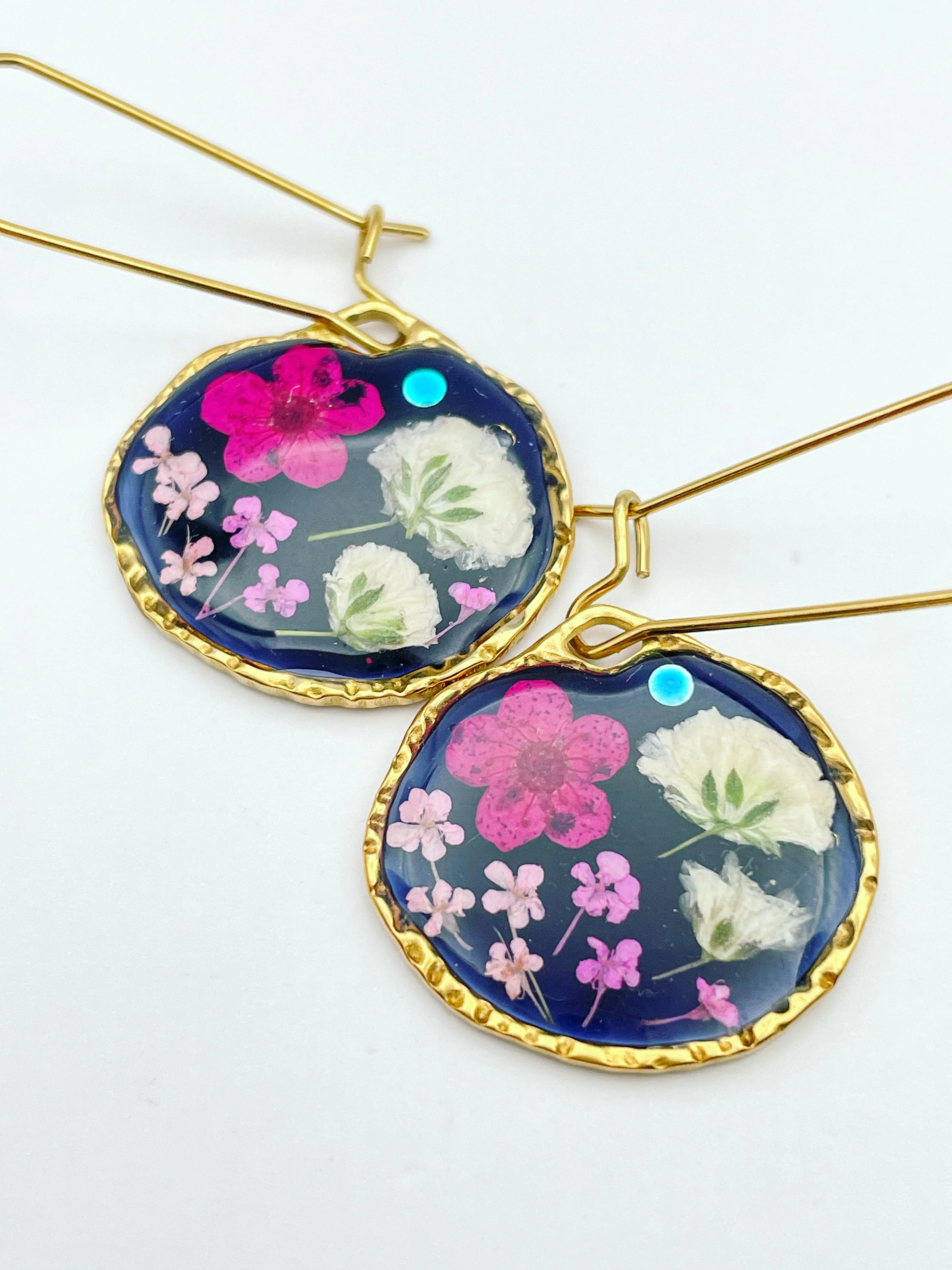 Black pendant necklace with pink and white flowers - Image 4