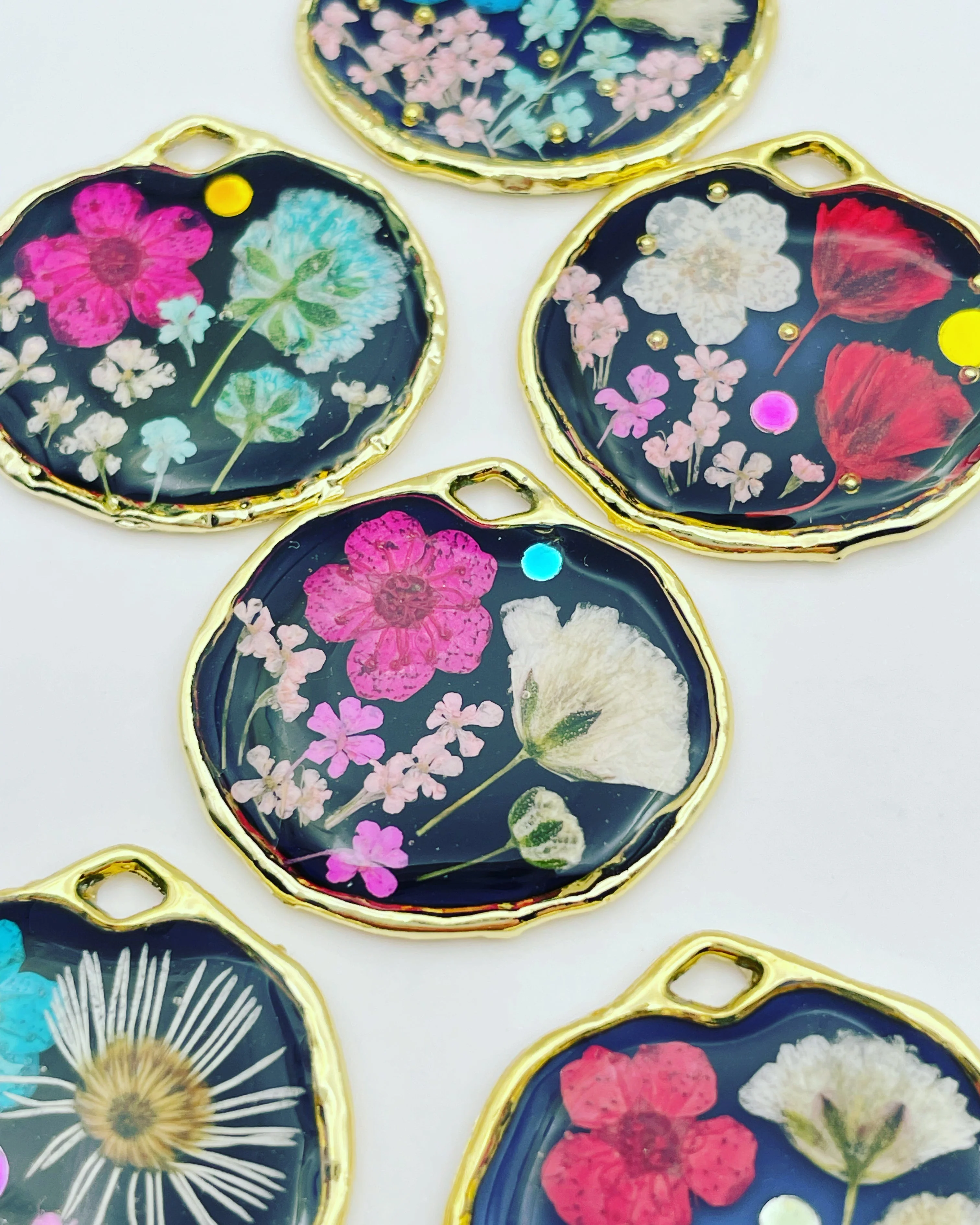 Black pendant necklace with pink and white flowers - Image 5