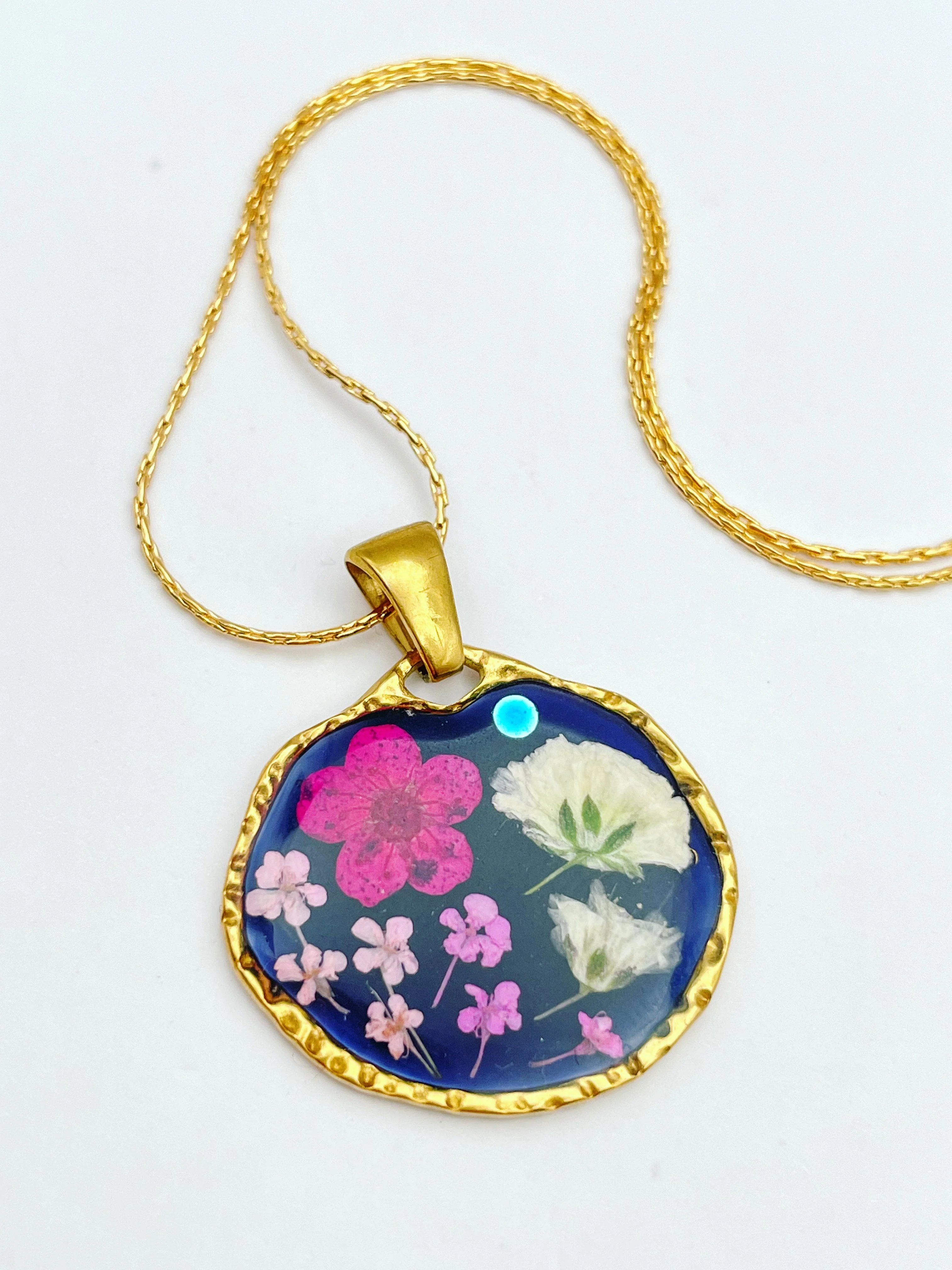 Black pendant necklace with pink and white flowers - Image 7