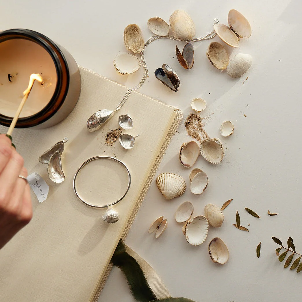 Clam Shell Capsule Memory Bangle - Image 10