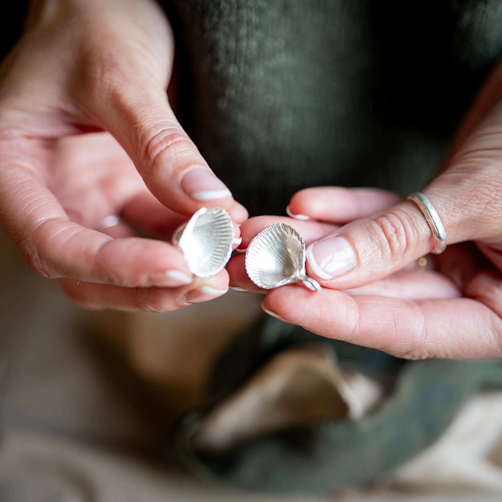 Clam Shell Capsule Memory Bangle - Image 3