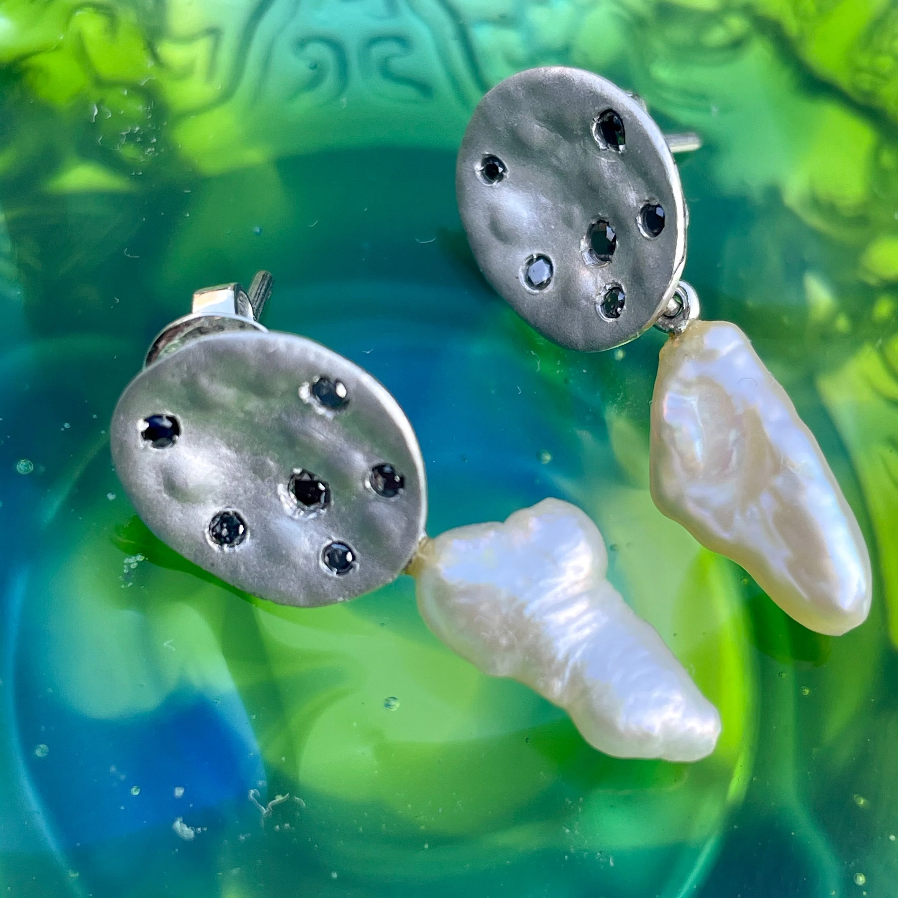 Earrings in 9k White Gold with White Pearl Drop and Black Diamonds - Image 3