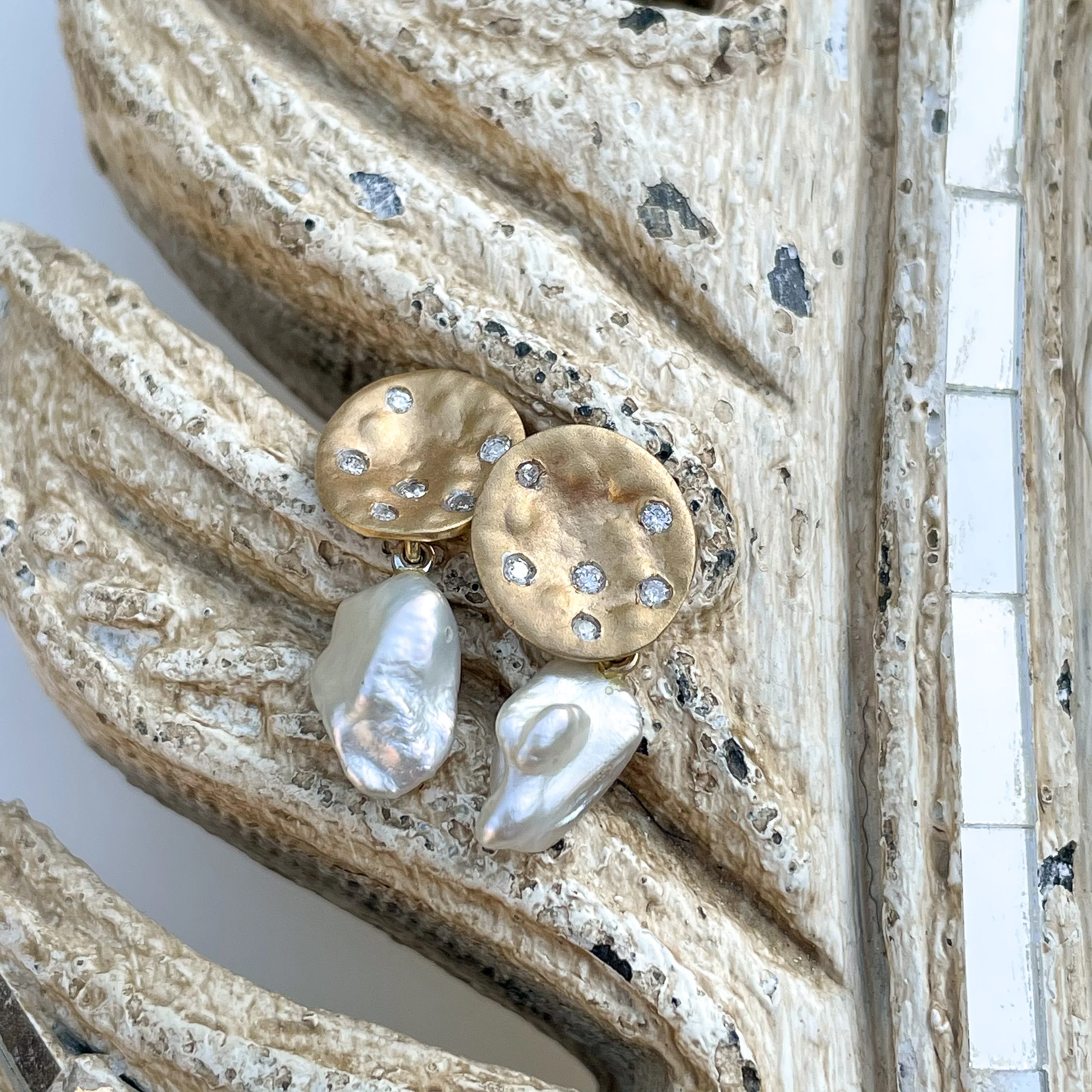 Earrings in 9k Yellow Gold with White Pearl Drop and Diamonds - Image 4