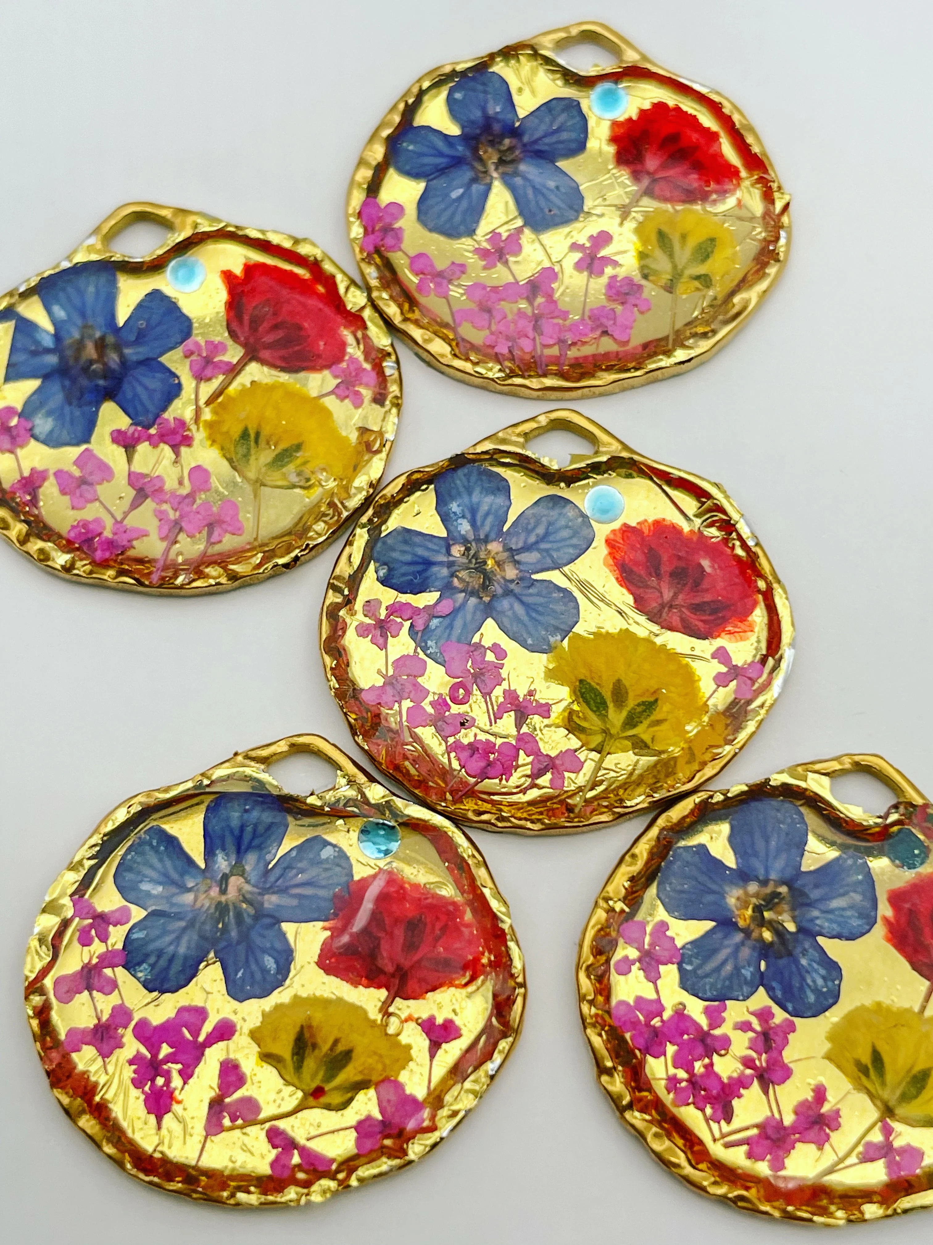 Gold necklace with poppy and blue flowers - Image 3