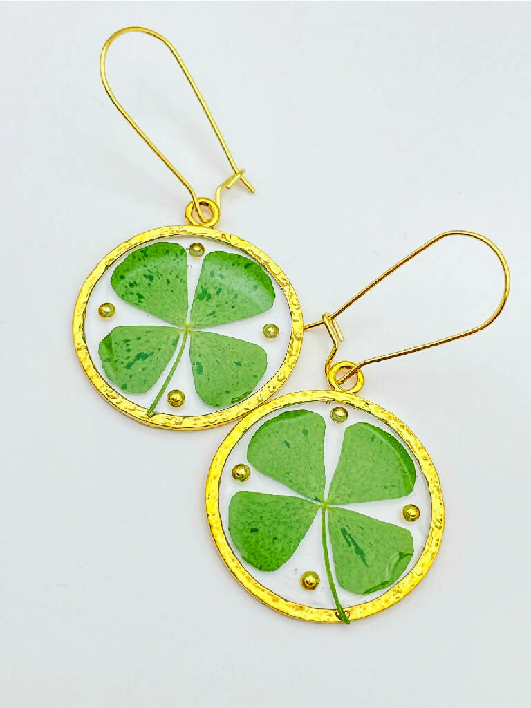 Good luck earrings with four-leaf clovers