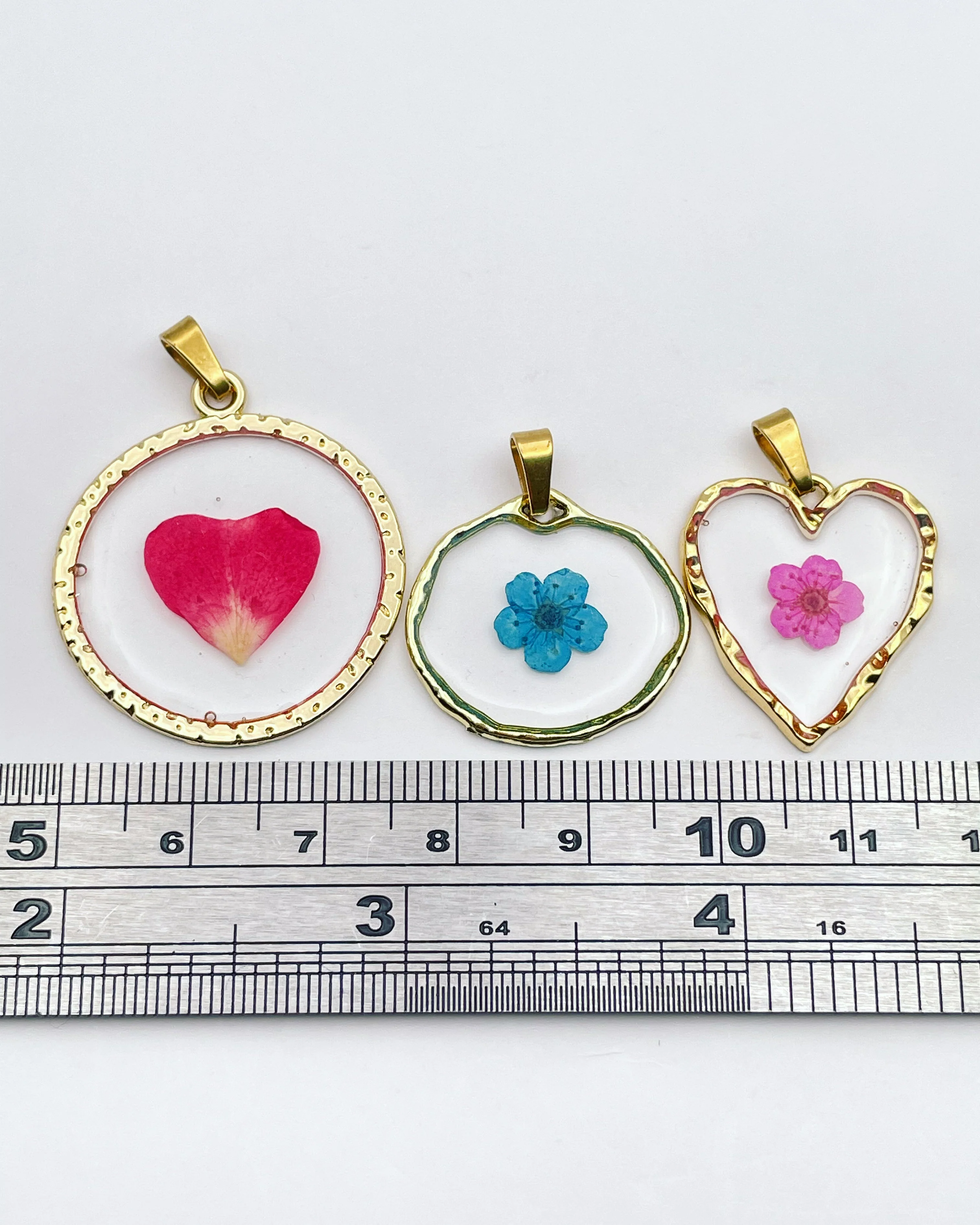Heart earrings with daisy flowers and gold beads - Image 11