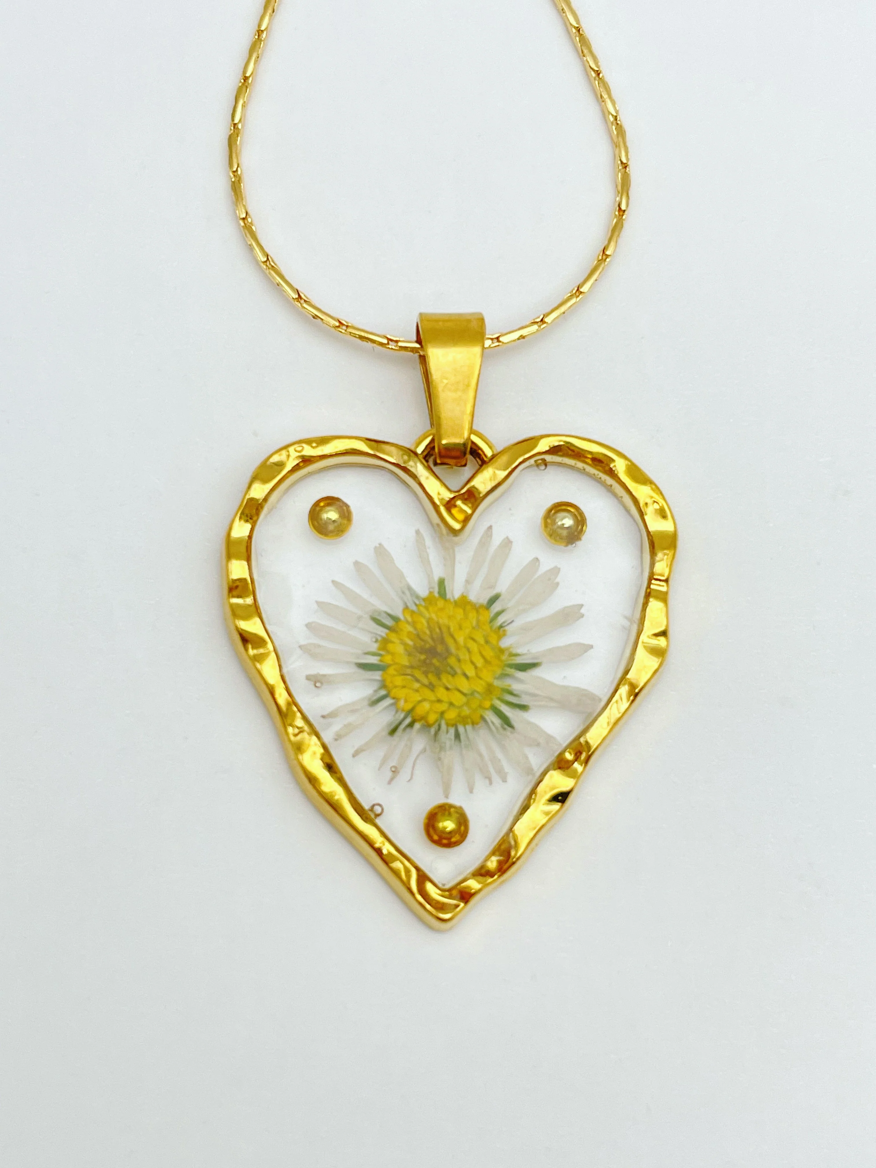 Heart necklace with daisy flowers and gold beads
