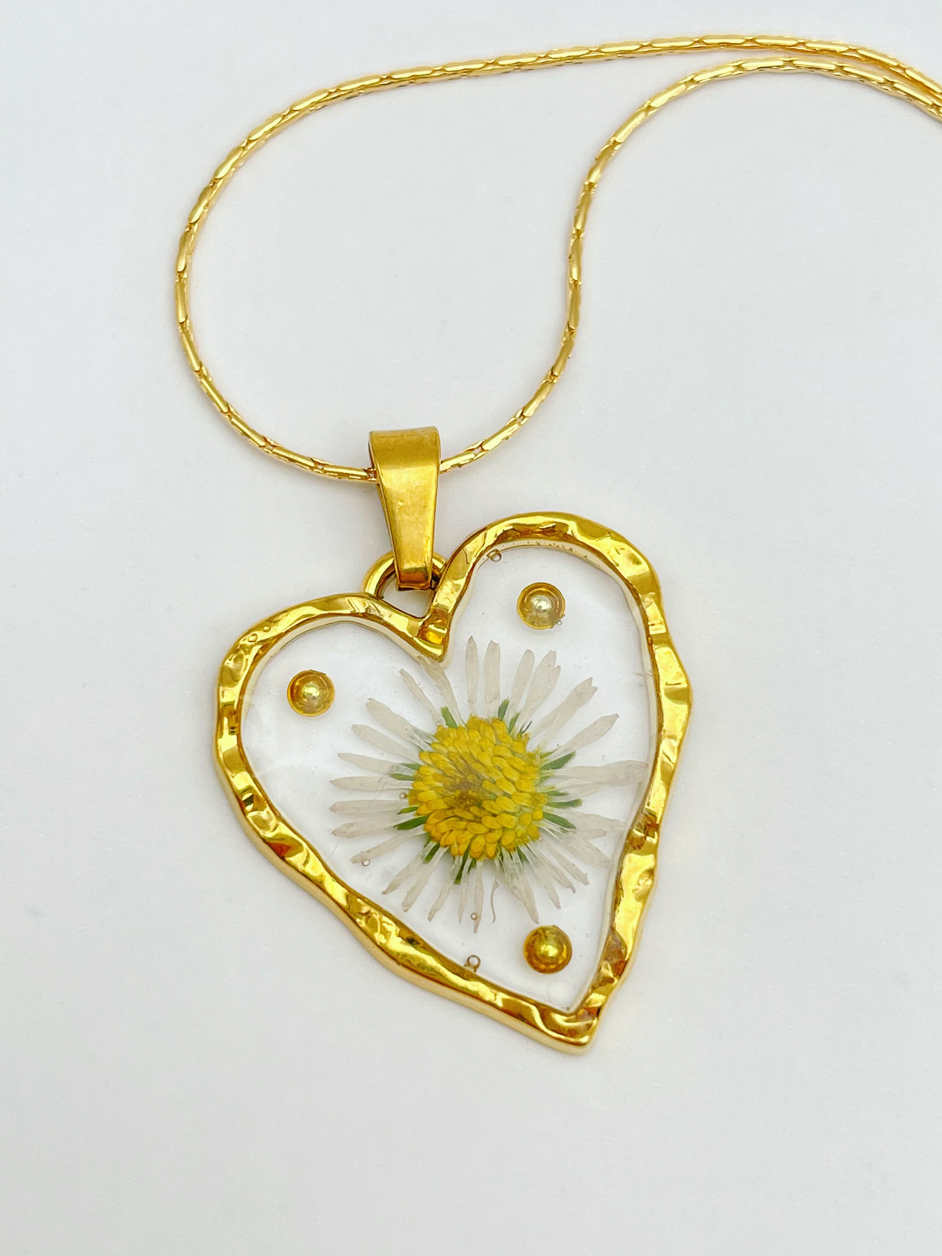 Heart necklace with daisy flowers and gold beads - Image 2