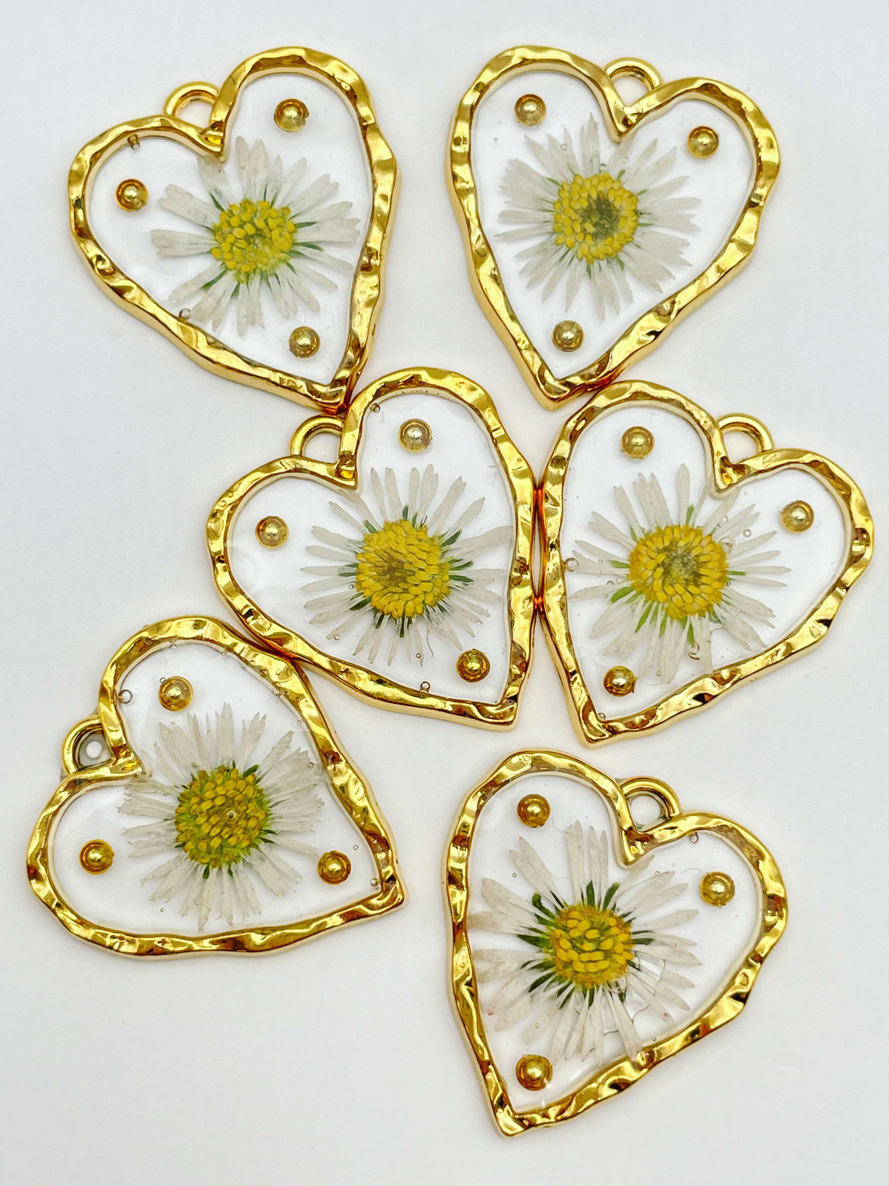 Heart necklace with daisy flowers and gold beads - Image 5