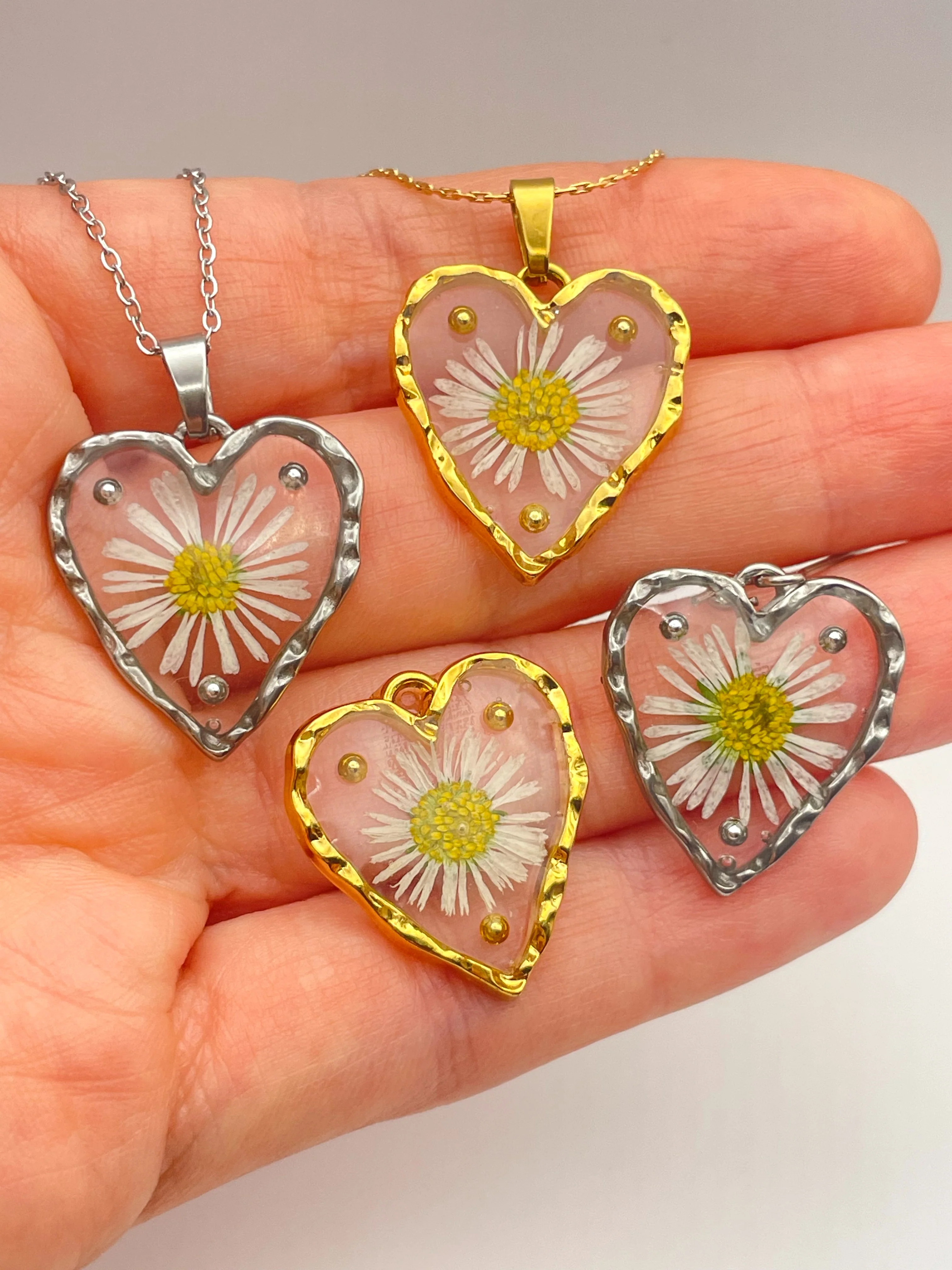 Heart necklace with daisy flowers and silver beads - Image 3