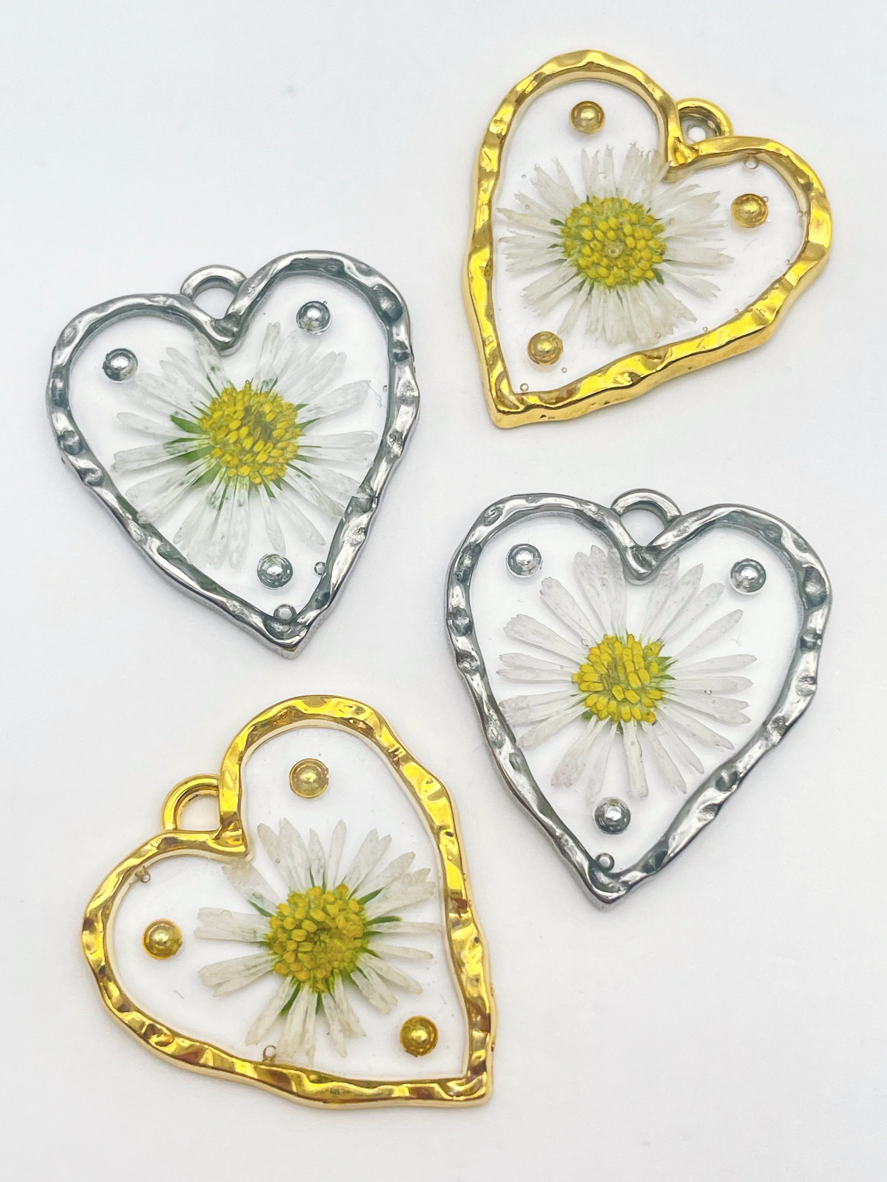 Heart necklace with daisy flowers and silver beads - Image 5