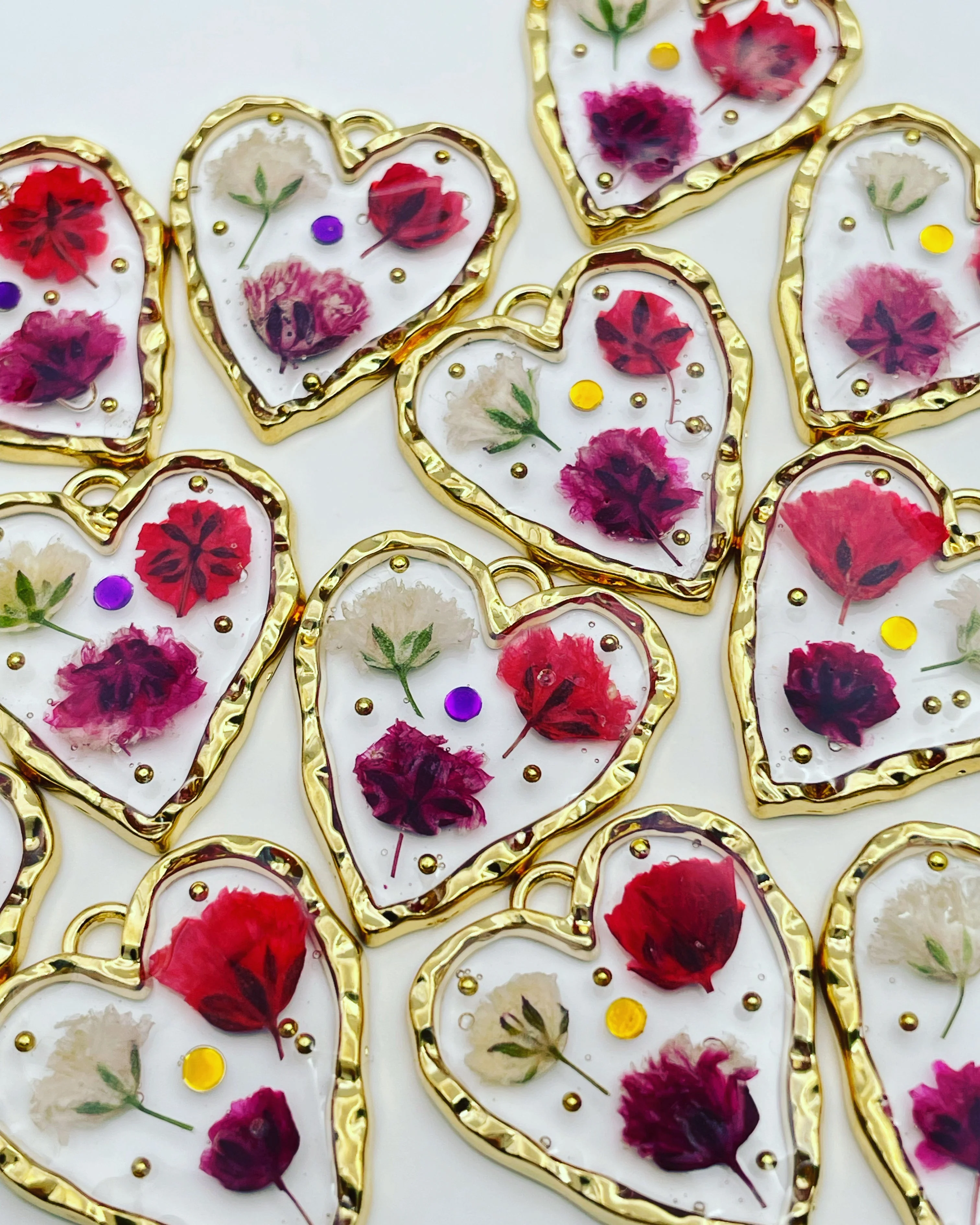 Heart necklace with gypsophila and poppy flowers - Image 6