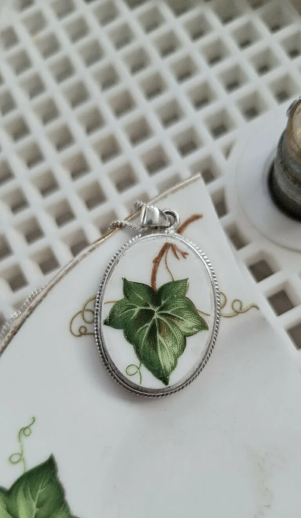 Ivy leaf broken china pendant Anniversay gift - Image 2