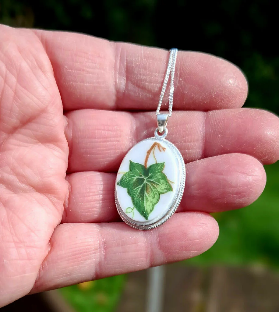 Ivy leaf broken china pendant Anniversay gift - Image 4