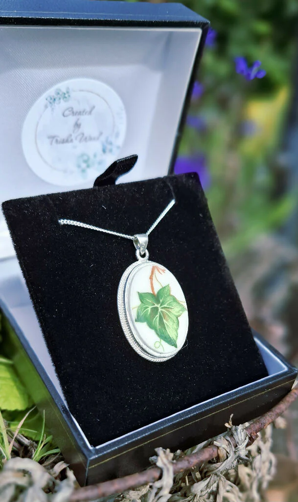 Ivy leaf broken china pendant Anniversay gift - Image 5