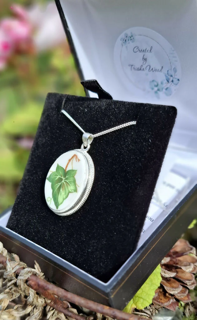 Ivy leaf broken china pendant Anniversay gift - Image 8