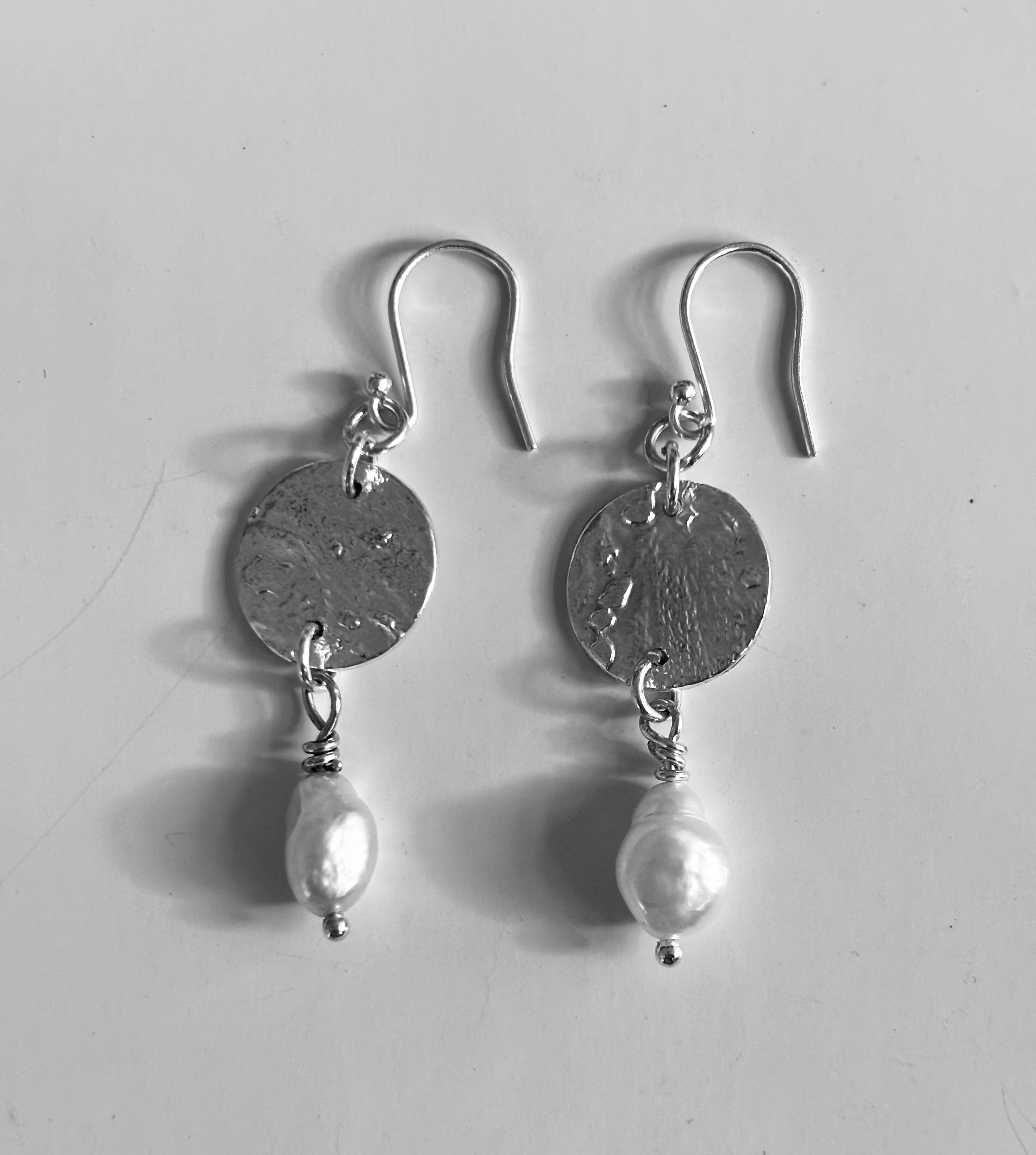 Organic silver discs with keshi pearls - Image 3