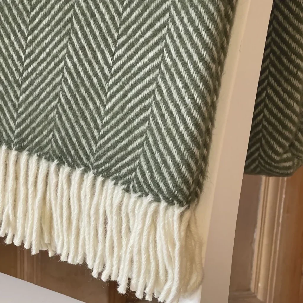 LAMBSWOOL THROW - OLIVE - Image 2