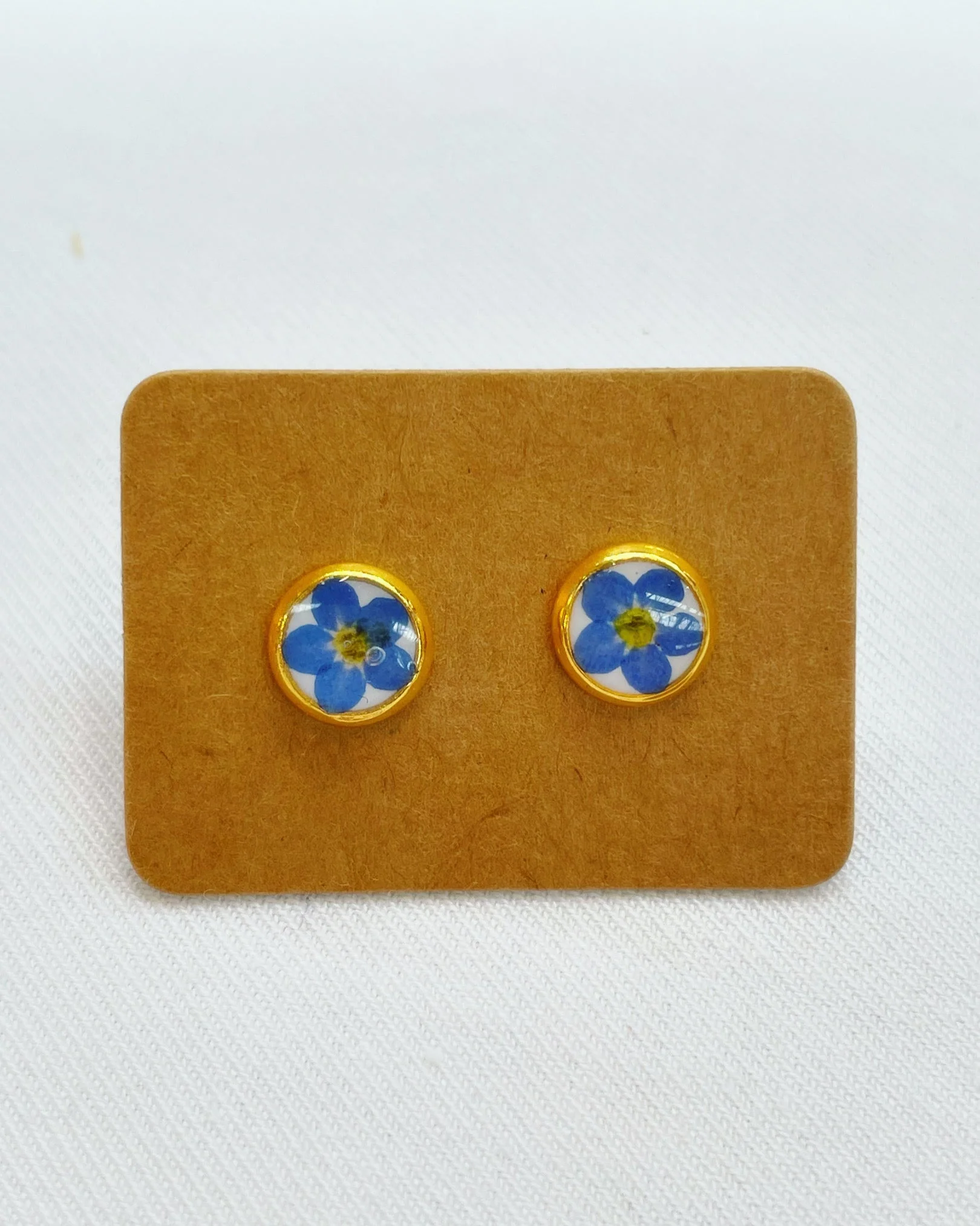 Mini stud earrings with forget-me-not flowers in 6mm - Image 2