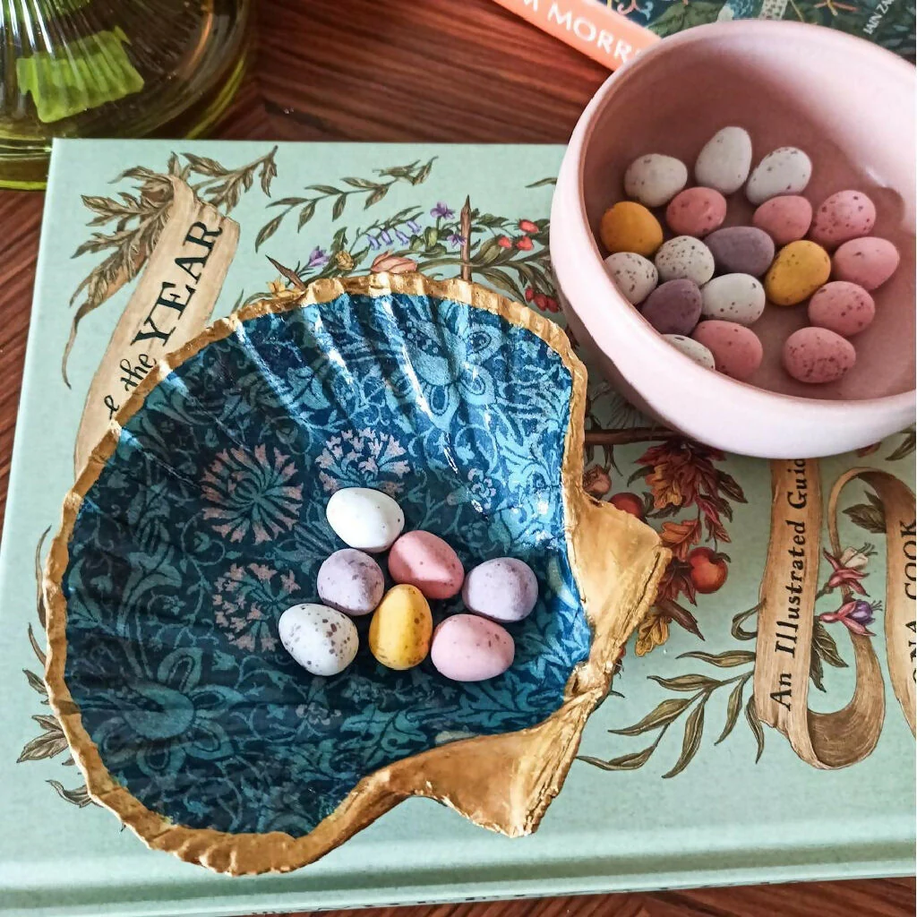 MORRIS TULIP & NETTLE DECOUPAGED SCALLOP SHELL DISH - Image 6