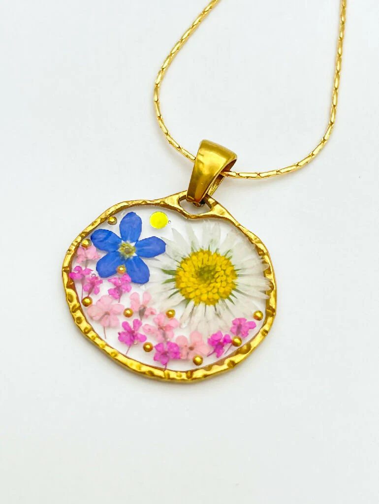 Pendant necklace with daisy and forget me not flowers - Image 9