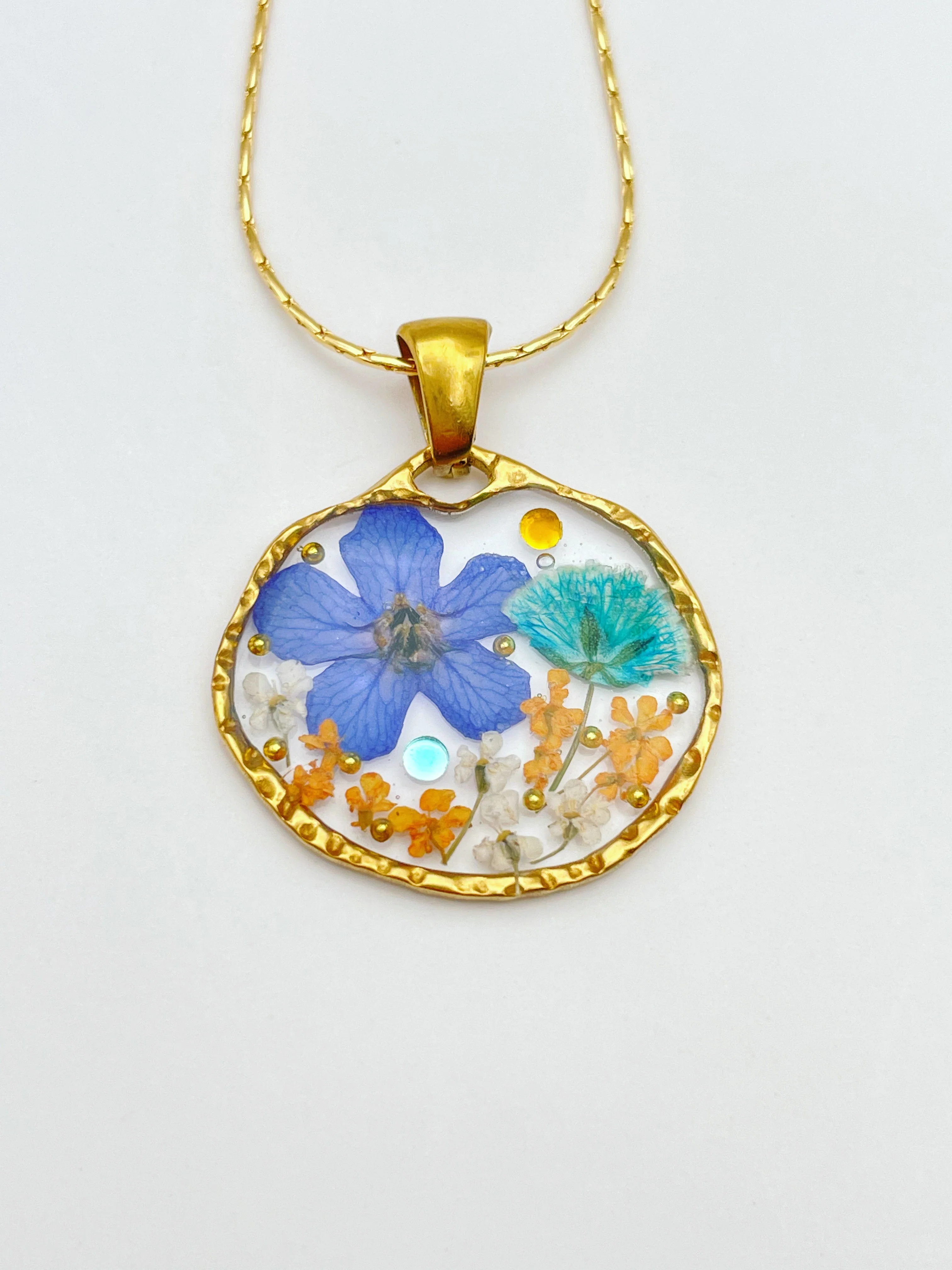 Necklace with flowers in vintage colours