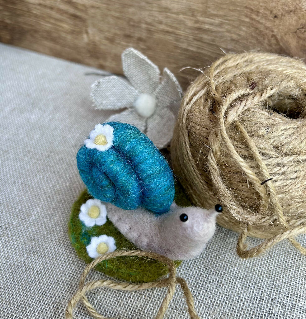 Needle felted summer snail ornament - Image 3