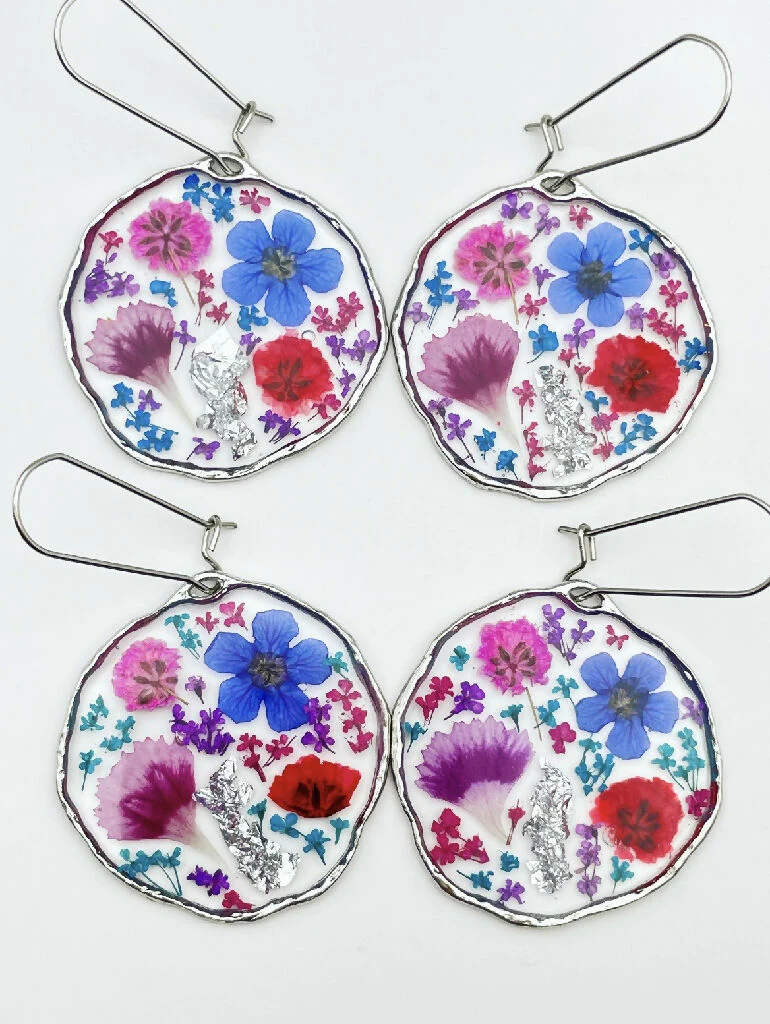 Statement earrings with colourful flowers in silver - Image 4