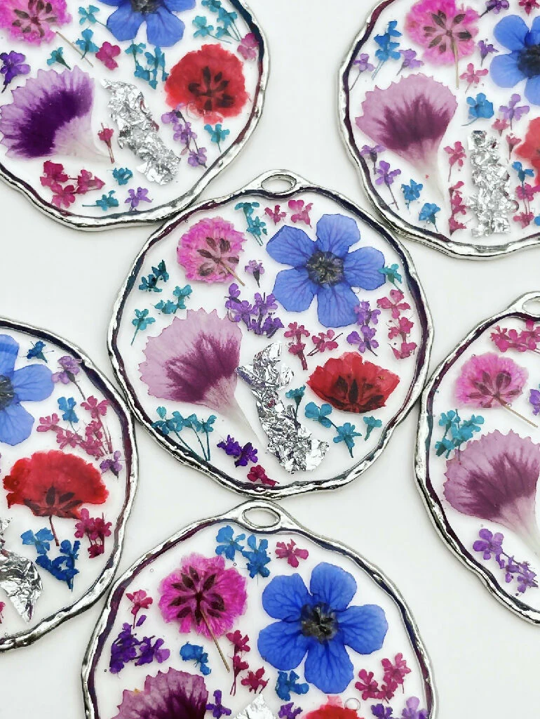 Statement earrings with colourful flowers in silver - Image 5