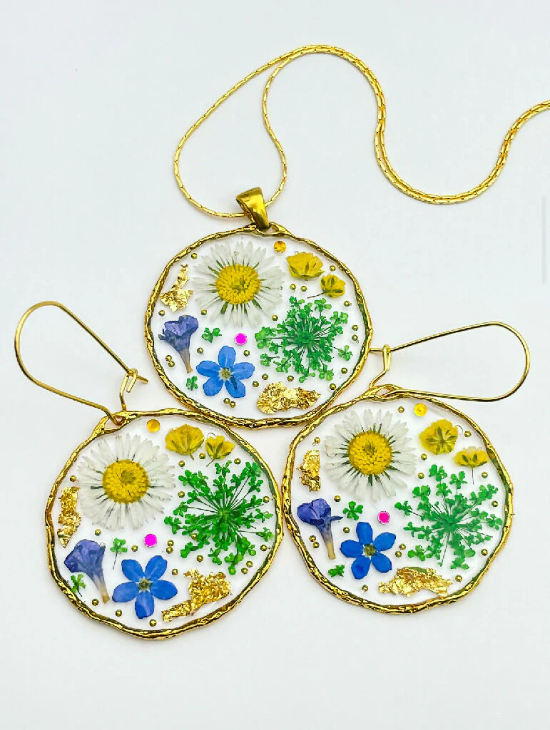 Statement earrings with daisy, forget-me-not and lavender flowers - Image 7