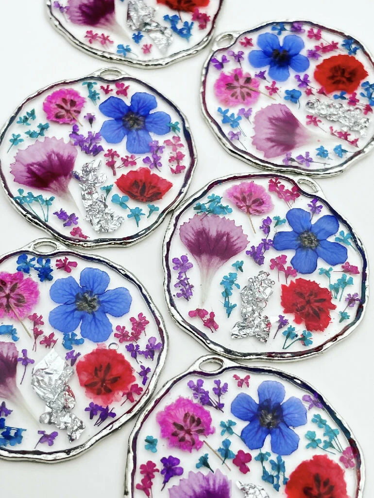 Statement necklace with colourful flowers in silver - Image 3