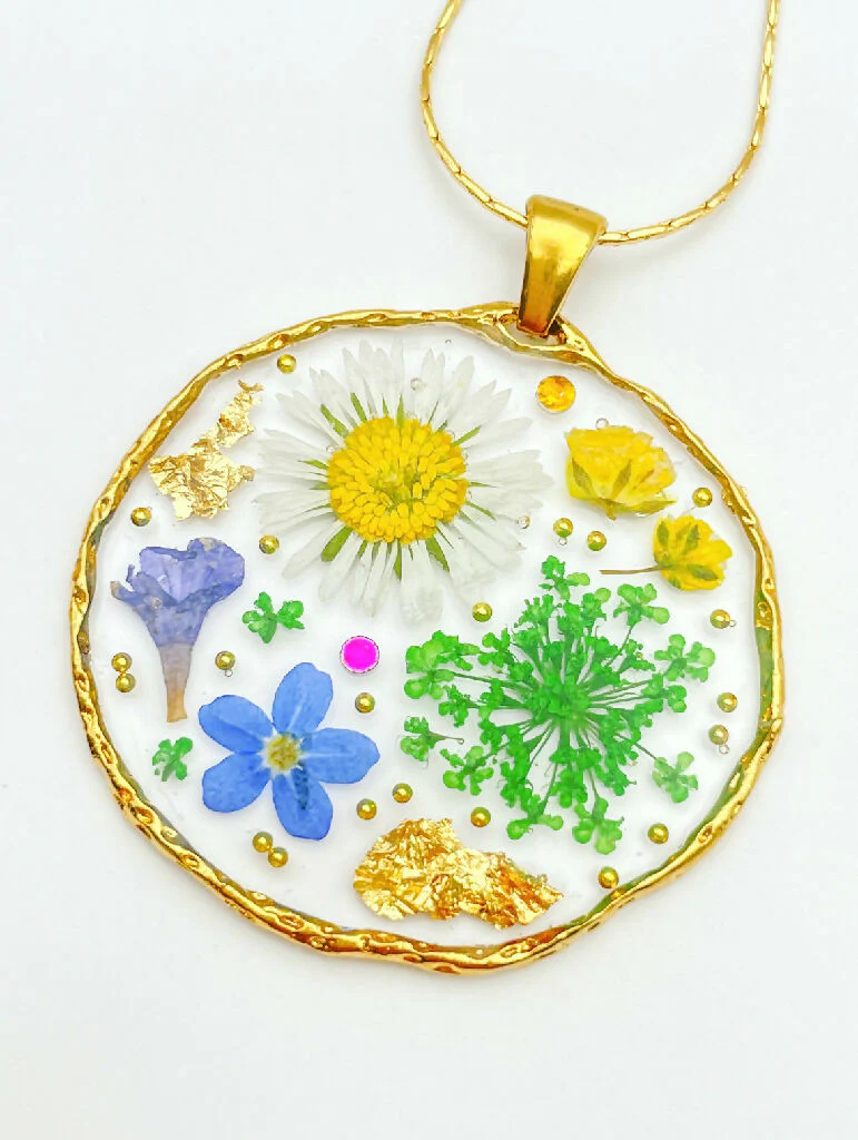 Statement necklace with daisy, forget-me-not and lavender flowers - Image 6