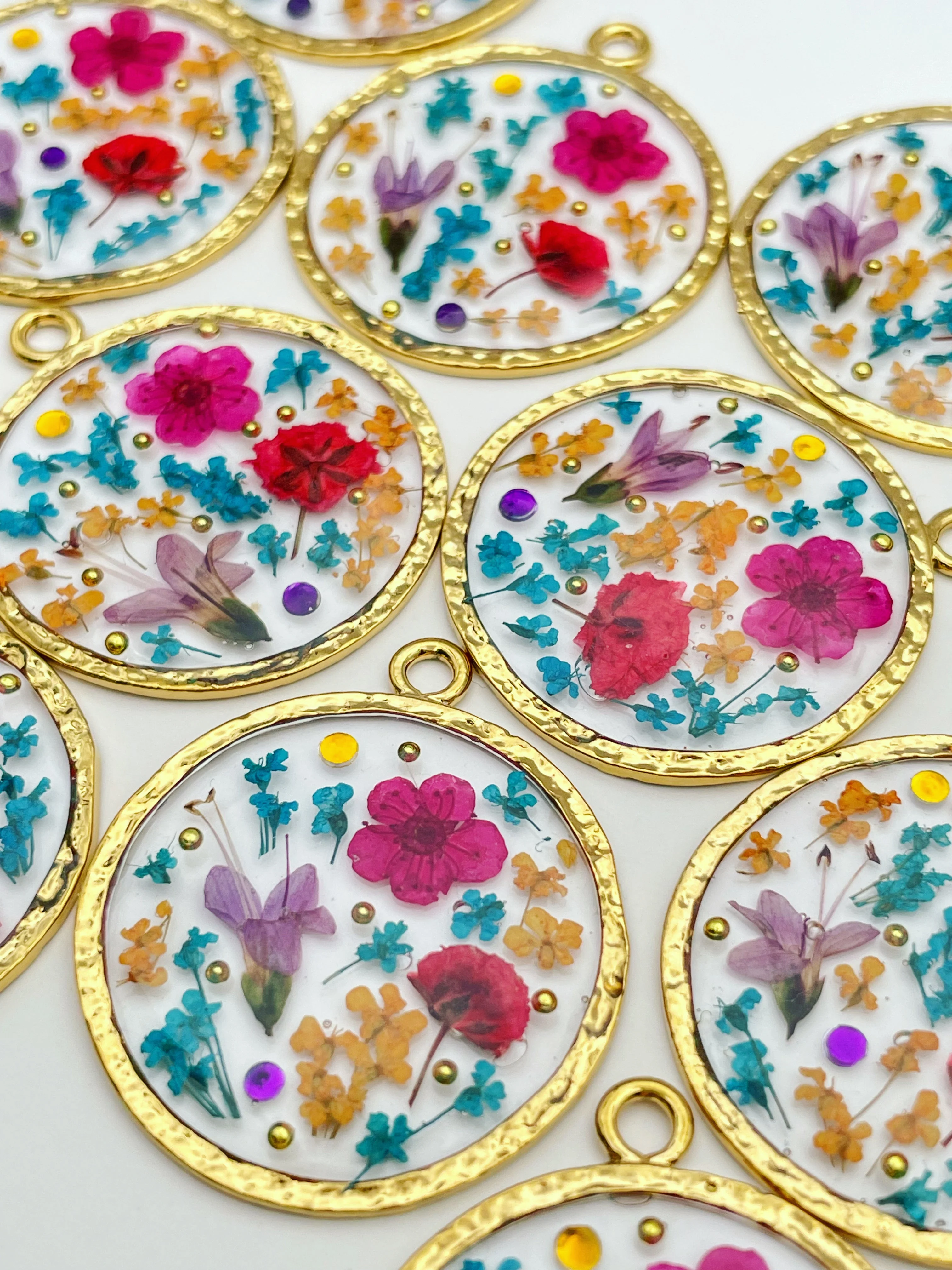 Statement necklace with pink lily flowers in gold - Image 5