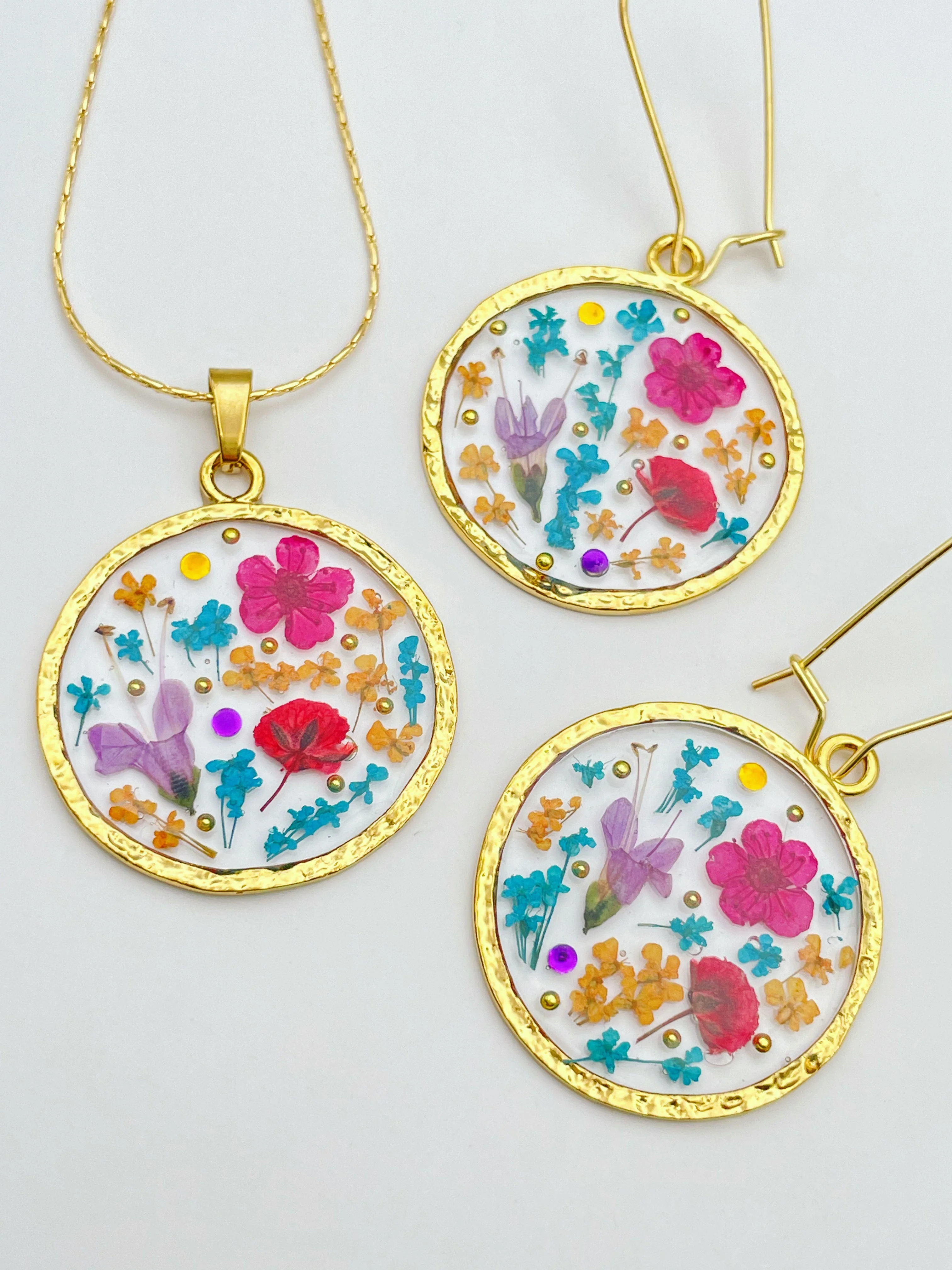 Statement necklace with pink lily flowers in gold - Image 7