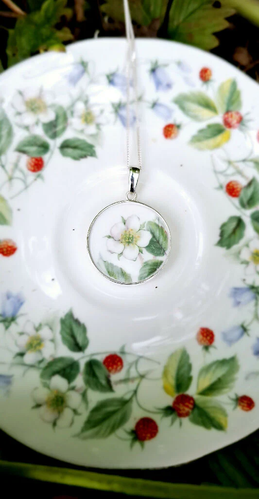 Strawberry flower broken china pendant - Image 3