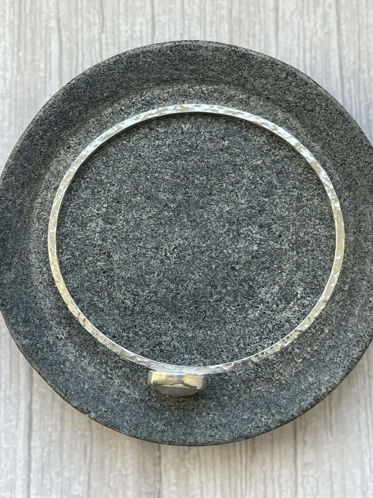 Textured oval bangle with Moonstone - Image 2