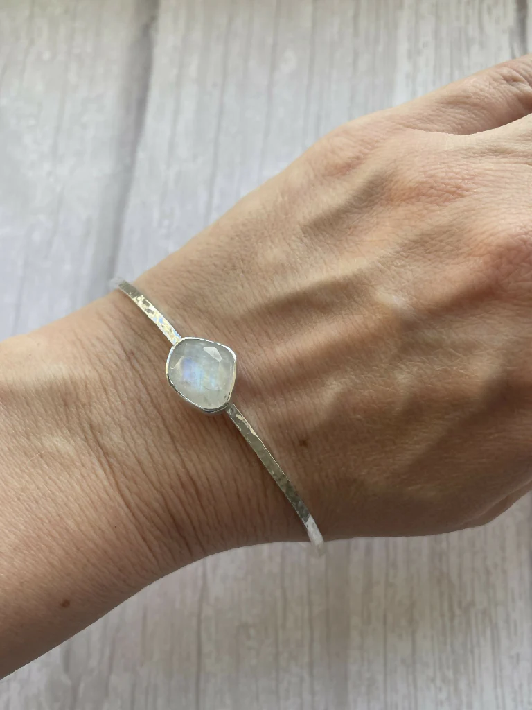 Textured oval bangle with Moonstone - Image 4