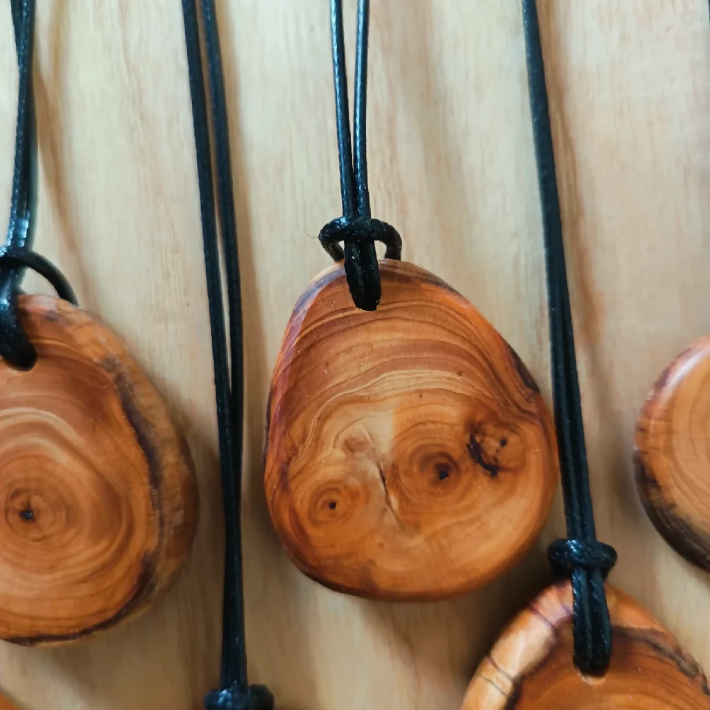 Yew wood pendant necklace - Image 4